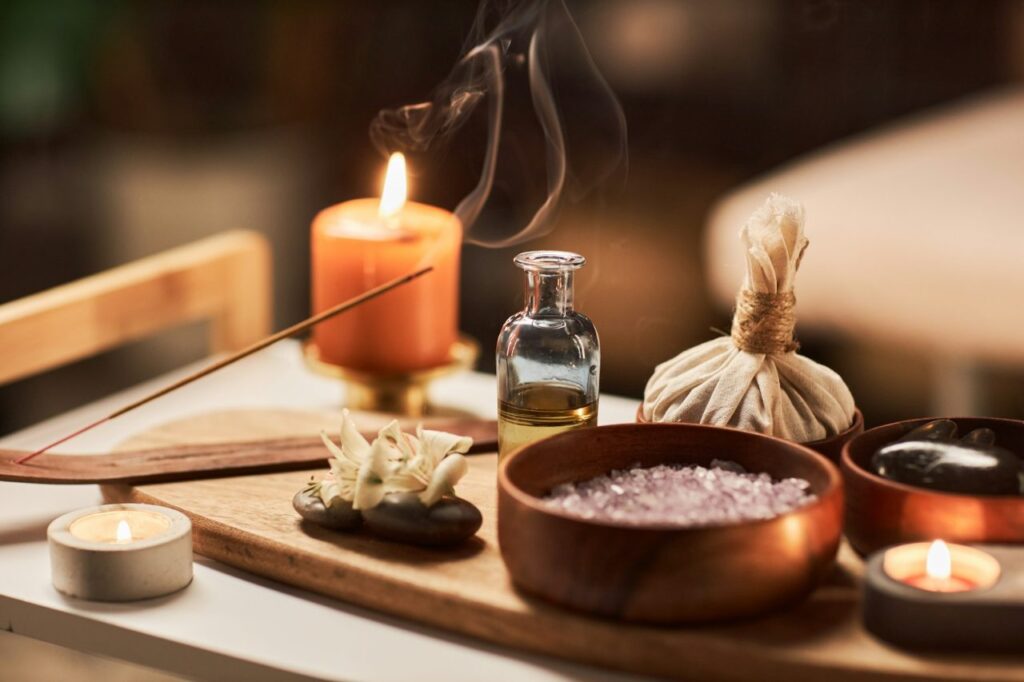 Sel, huile, chandelle et roche sur planchette – ambiance de soins zen